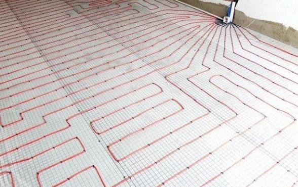 对于水地暖和电地暖相比哪个更好？还是得看健康安全性吧？