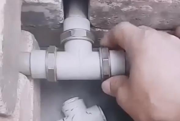 ppr三通怎么换视频分享，老师傅竟用一个管件就解决了！