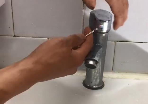 卫生间台盆水龙头拆卸图解，6张步骤大图带你全程拆卸！