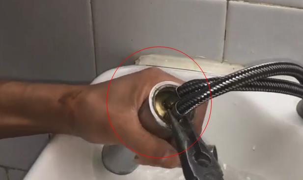 卫生间台盆水龙头拆卸图解，6张步骤大图带你全程拆卸！