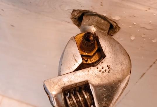 水龙头滴水怎么修图解！没想到，2张图2个步骤就搞定了！