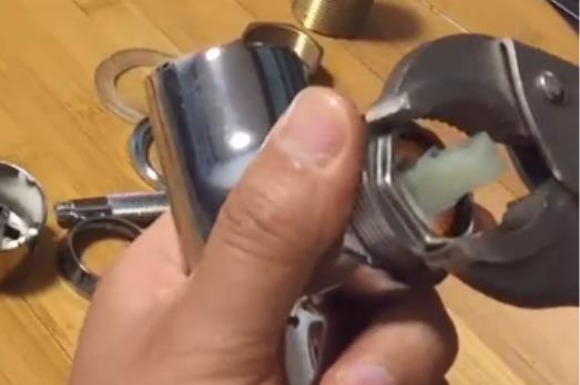 360旋转水龙头拆卸图解，4个步骤轻松拆卸所有配件!