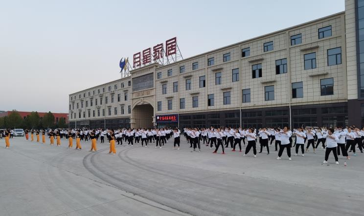 龙胜管曹县运营中心为弘扬全民健身运动，竟组建了一支“400人舞团”