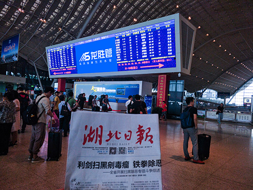 龙胜管高铁广告50城同步上线，刷屏亿万人！