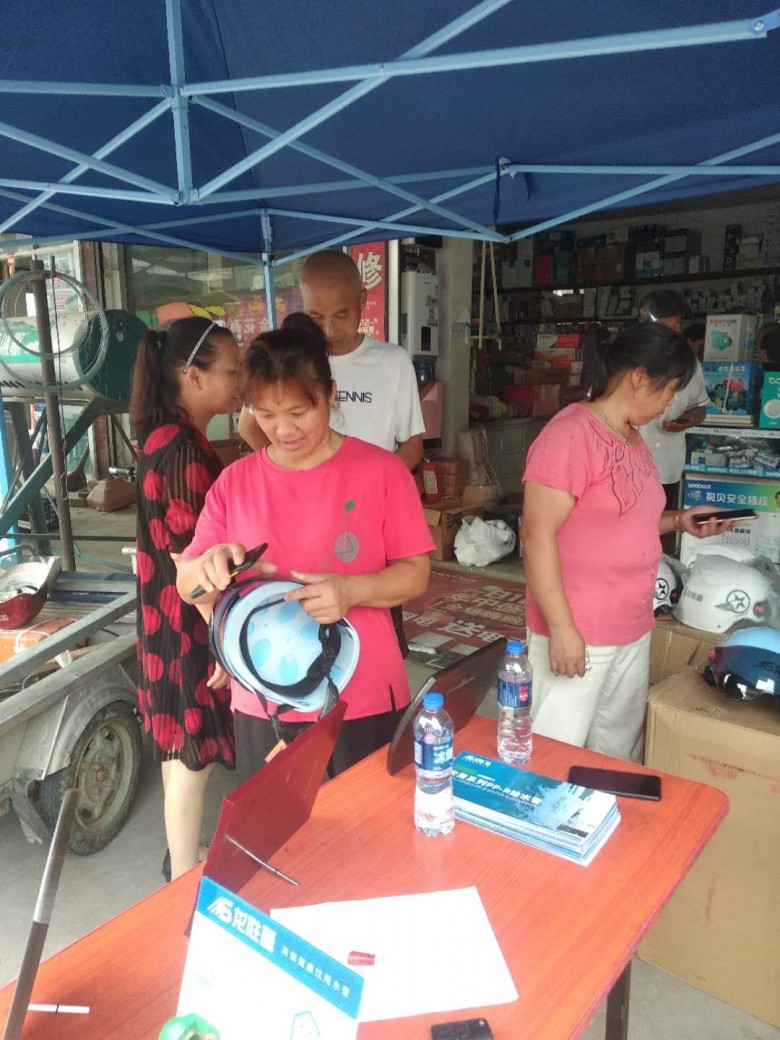 龙胜管海安运营中心助力“一盔一带”，赠千顶安全盔以践行社会责任