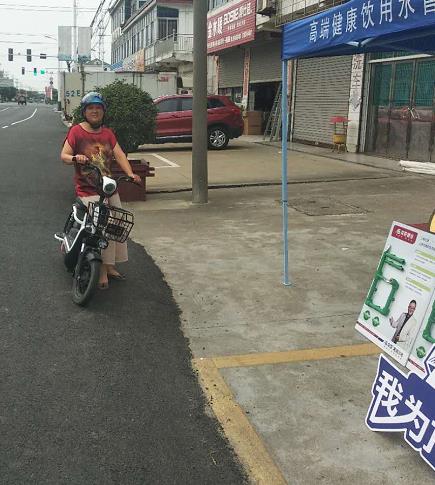 龙胜管海安运营中心助力“一盔一带”，赠千顶安全盔以践行社会责任