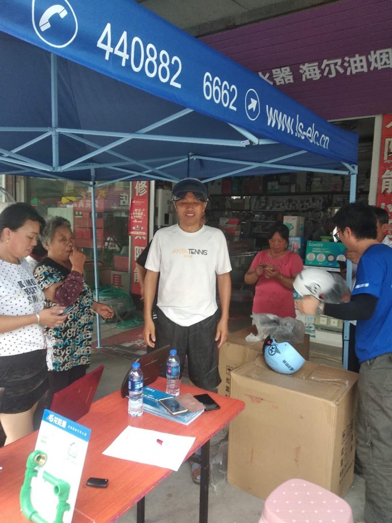 龙胜管海安运营中心助力“一盔一带”，赠千顶安全盔以践行社会责任