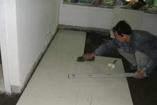 地暖上面铺什么好？是选择地板呢？还是瓷砖呢？